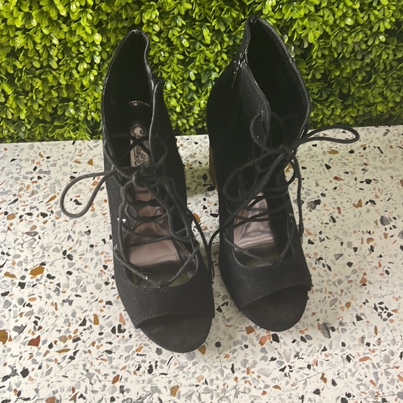 Black heels - Picture 2 of 5